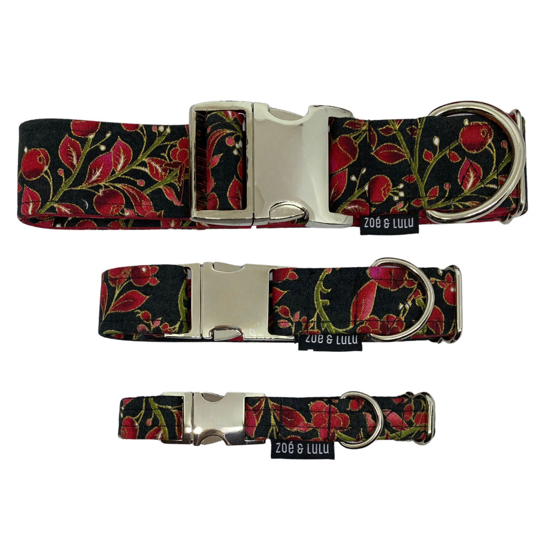 Collier pour chien fleur rouge sur fond noir clip en metal fait au Québec/ 
Dog collar with red flower on a black background, metal clip, made in 
