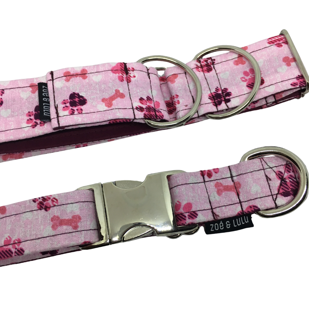 Collier pour chien patte et os pour chien rose clip en metal fait au Québec /Dog collar with paw print and bone design, pink, metal clip, made in Quebec
