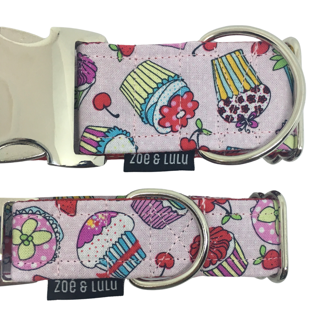 Collier pour chien petit gateau femelle clip en metal fait au Québec/Small cake-shaped female dog collar with metal clip, made in Quebec